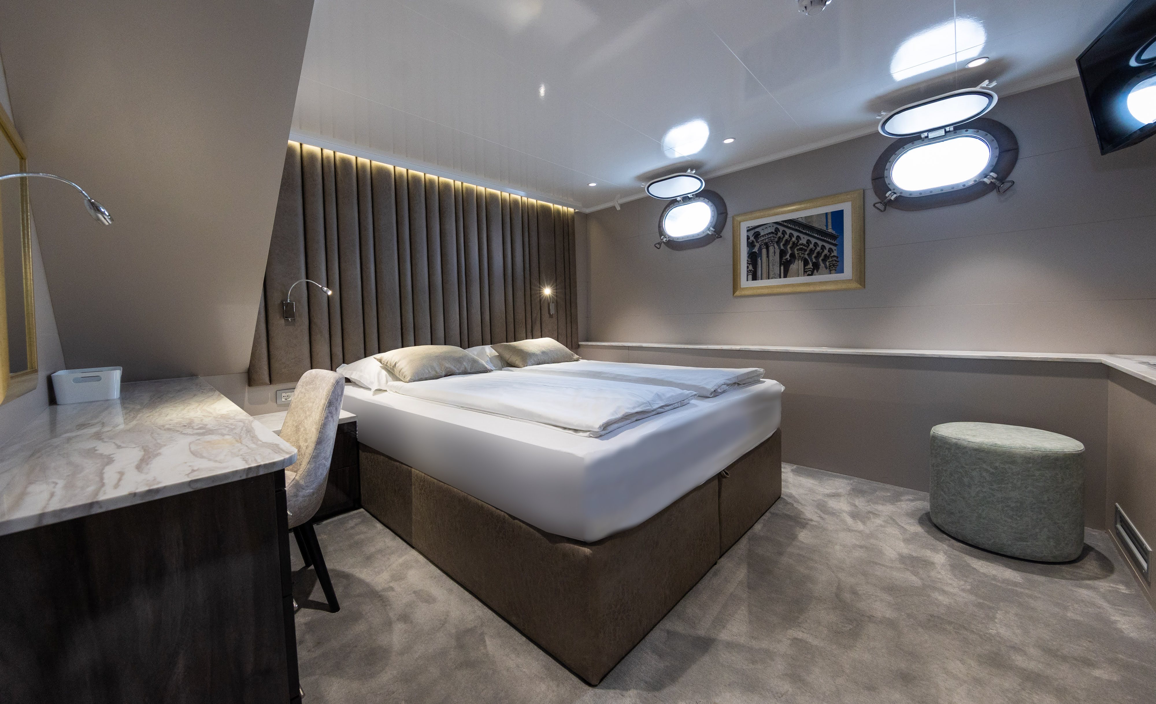 Porthole Cabin